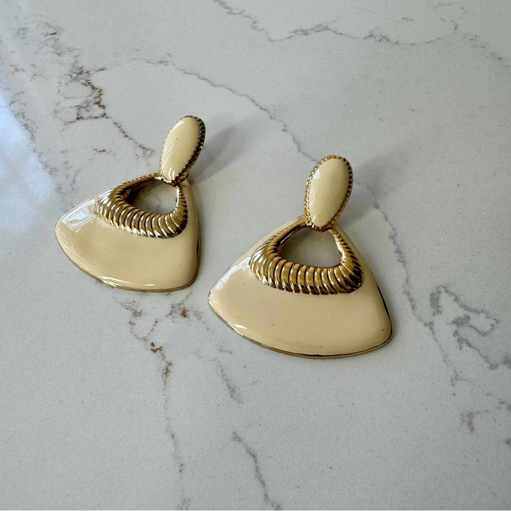 Vintage Mod Enamel Textured Gold Tone Edge Earrings - Picture 9 of 13